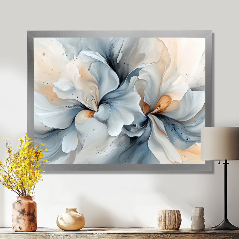 «Delicate Flower Petals In Motion I», art abstrait sur toile, fleurs abstraites, H 12 po x l 20 po, Argent argent