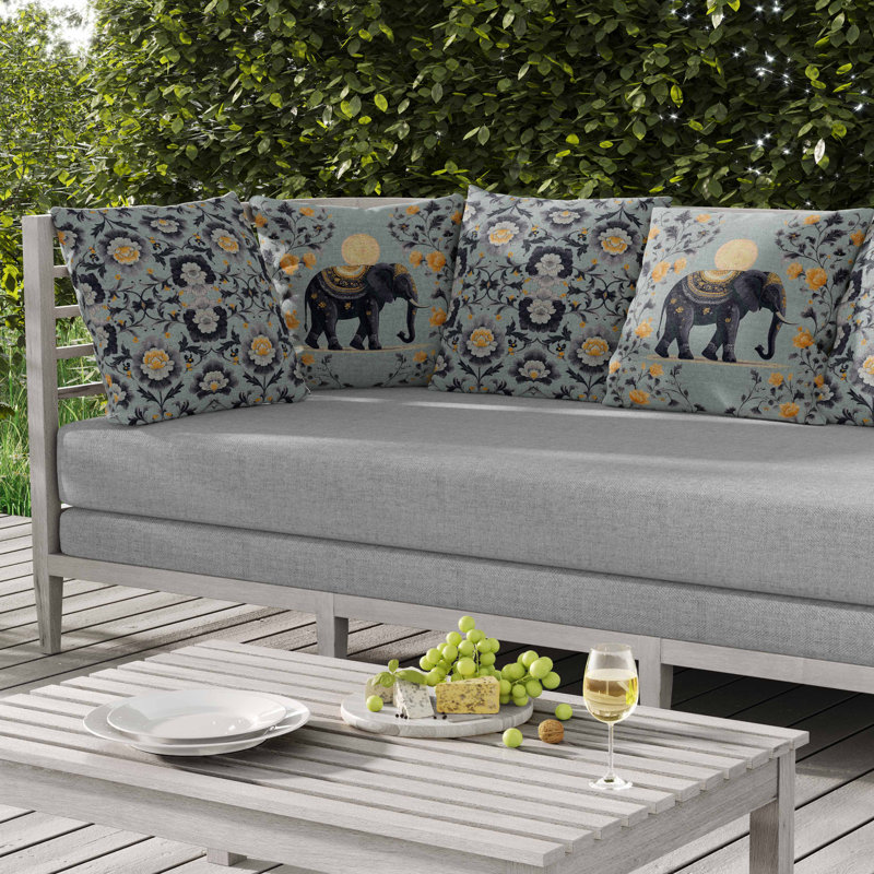 Coussin intérieur / extérieur Moonbeam Elephant, Bleu / Vert / Jaune, Carré 16 po