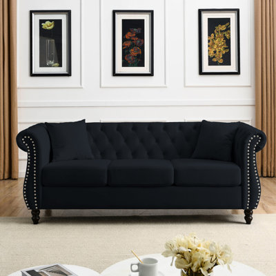 Velours noir 80 po 3 places, avec accoudoirs roulés et garniture cloutée. Pour le salon, la chambre à coucher, le coin bureau. Structure en bois massif, rembourrage en mousse souple, confort ergonomique, 2 coussins inclus.