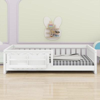 Lit plateforme en bois robuste avec garde-corps et tablettes de rangement