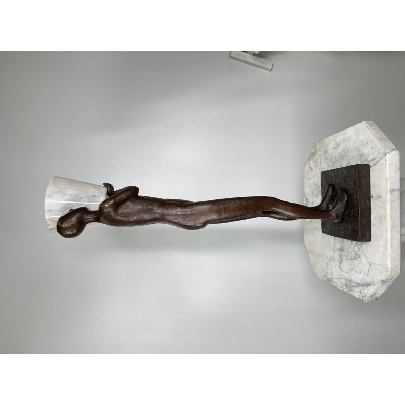 Sculpture bronze homme portant un pot