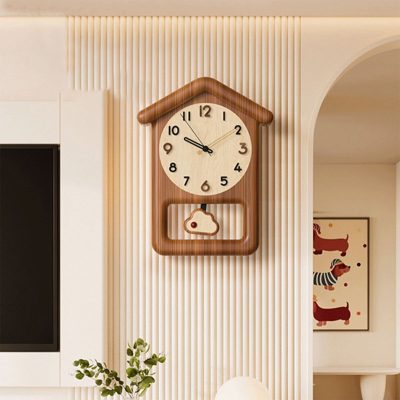 Horloge murale brune en bois massif