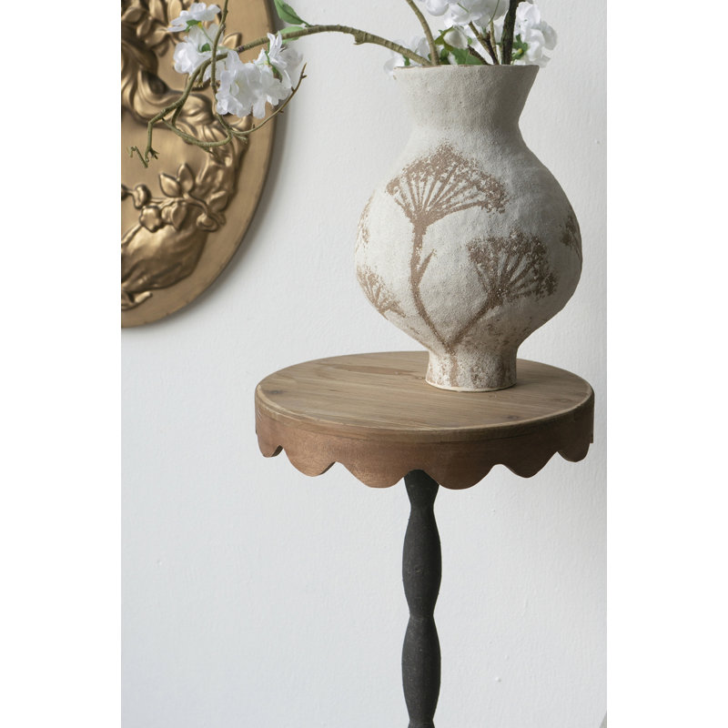 Table d'appoint en fer noir avec plateau en bois brun festonné, H 29,5 po x l 11,9 po x P 11,9 po