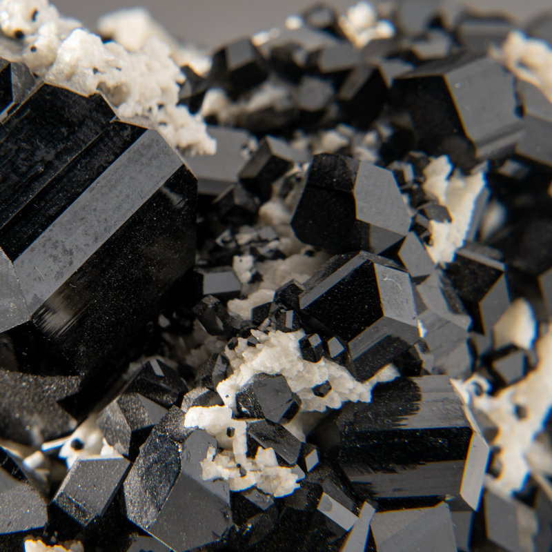 Schorl Tourmaline sur albite du quartier de Skardu, Gilgit-Baltistan, Pakistan