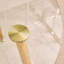 table ronde ronde en verre trempé avec pieds en métal doré, jumelée à 4 chaises de salle à manger transparentes-1498504288