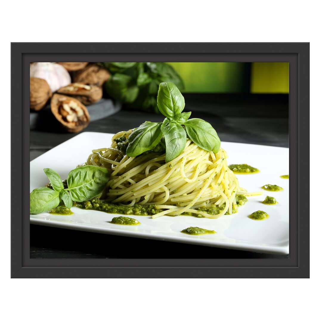 Gerahmtes Wandbild Spaghetti mit grünem Pesto