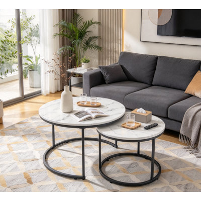 Ensemble de 2 tables basses gigognes rondes de 70 cm (27,6 pouces), dessus en MDF à motif de marbre et structure robuste en fer. Style moderne et minimaliste, idéal pour le salon, la chambre, le balcon ou les petits espaces.