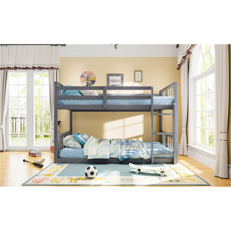 Le lit simple au-dessus d'un lit superposé avec une conception grise, élégante et solide rehausse le style de la chambre à coucher