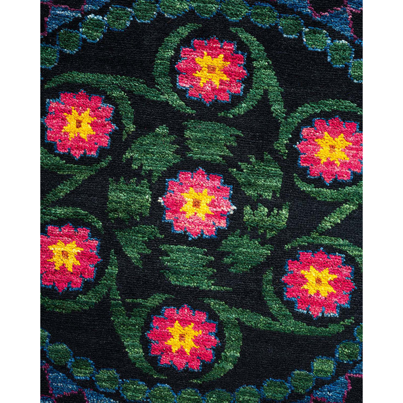 Tapis unique noué à la main Tydarius Suzani - noir / bleu / rose, 9 pi 4 po x 10 pi 1 po