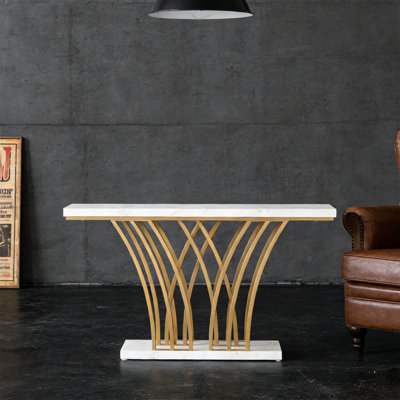 Table d'entrée de luxe - Console dorée de 59 po avec base en métal géométrique et plateau en faux marbre blanc, capacité de 350 lb, patins réglables, polyvalente pour le vestibule / le couloir / le salon