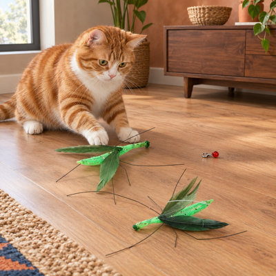 Ces 2 pièces de plumes de style mante naturelle fabriquées à la main servent de mini leurres d'insectes et de recharges de baguette de remplacement pour les chatons d'intérieur et les chatons.