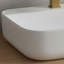 Lavabo blanc rectangulaire en céramique, finition simple, belle et pratique.