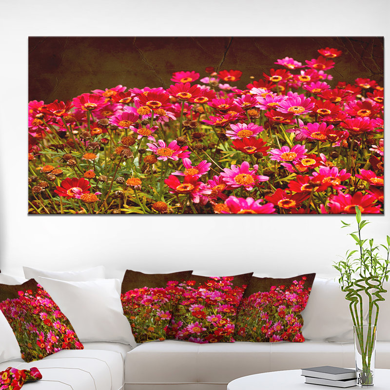 Petites fleurs rouges au printemps, reproduction de photo sur toile tendue, H 16 po x l 32 po