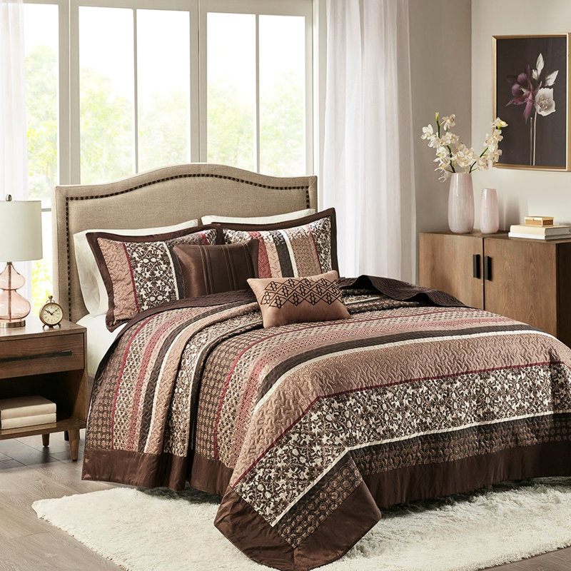 Chambre à coucher rouge, format double/queen, avec couette 5 pièces et oreillers réversibles en 2 coussins décoratifs.