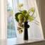 Fleurs artificielles avec vase