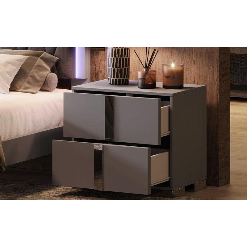 La table de chevet grise à 2 tiroirs ajoute une touche d'élégance à la chambre à coucher pour rehausser son attrait visuel