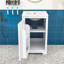 Meuble-lavabo moderne avec lavabo en céramique, tablette réglable et rangement organisé-710800713