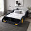 Lit plateforme pleine grandeur en forme de voiture de course avec roues et rangement-324638948-324638951