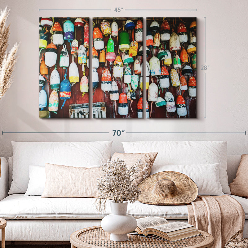 «Hanging Lobster Buoys», 3 pièces sur toile, H 28 po x l 45 po x P 1,25 po