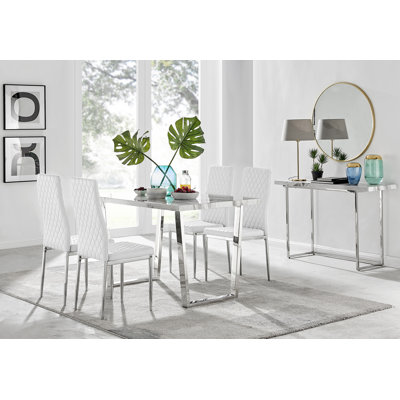 Ensemble repas pour quatre personnes