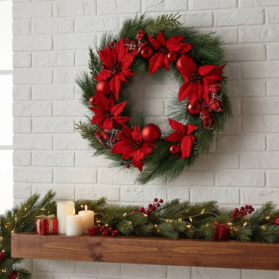 Couronne de poinsettia et de pin illuminée 24 po avec ornements et