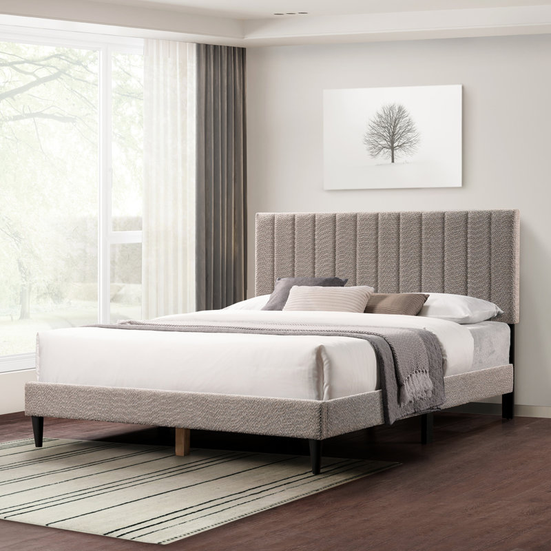 Grand lit gris rembourré avec des caractéristiques de stabilité et une plateforme de réduction du bruit et de sangles au design contemporain pour la chambre à coucher
