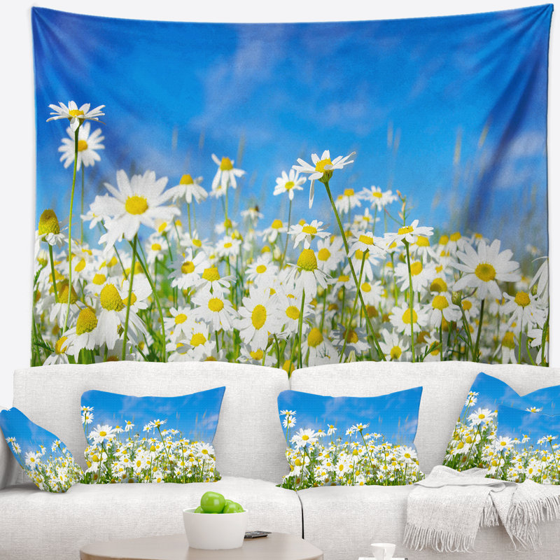 Motif floral de marguerites blanches sous un ciel bleu vif, H 32 po x l 39 po