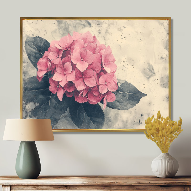 Simple hortensia rose dans un jardin monochrome II - art mural grand hortensia, Impression sur cadre flottant, Doré