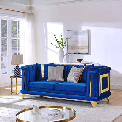 Canapé de luxe à 89 places en velours 89 pouces avec garnitures en acier inoxydable doré et texture brodée, canapé victorien moderne de style Mid-Century pour le salon avec 2 coussins en fourrure et 2 bandes dorées, bleu