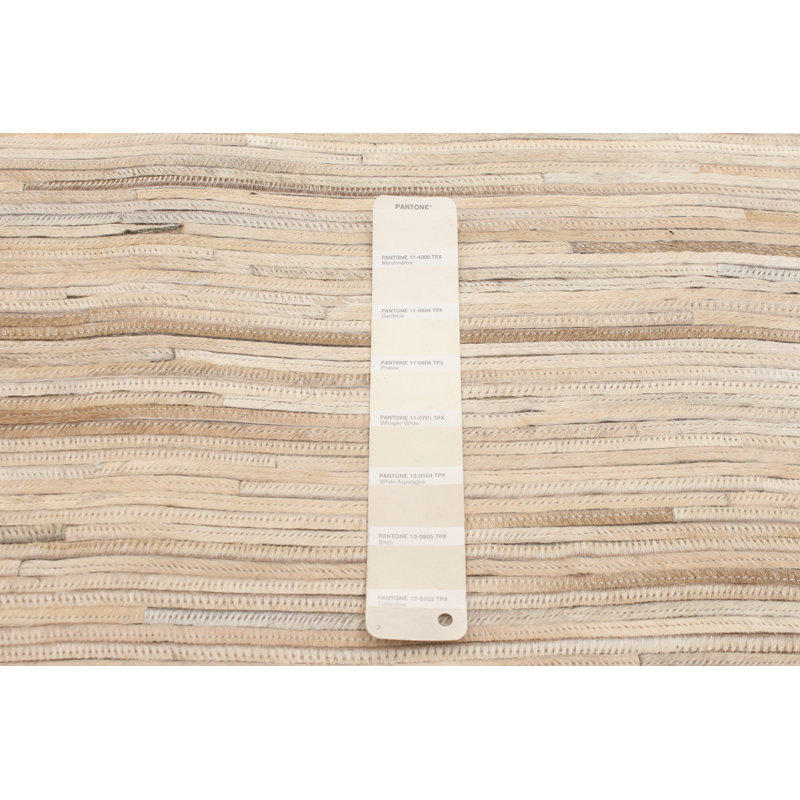Tapis ivoire en cuir de vache fabriqué à la main Alazia, Rectangle 3 pi 8 po x 6 pi 1 po
