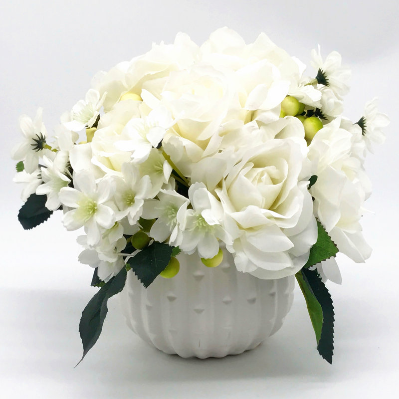 Agencements de rose ouverts et de la pièce maîtresse, Crème
