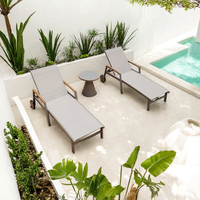 Chaise longue d'extérieur avec roulettes