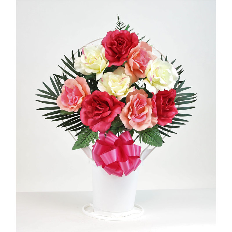 Arrangement de roses dans un panier, Rose