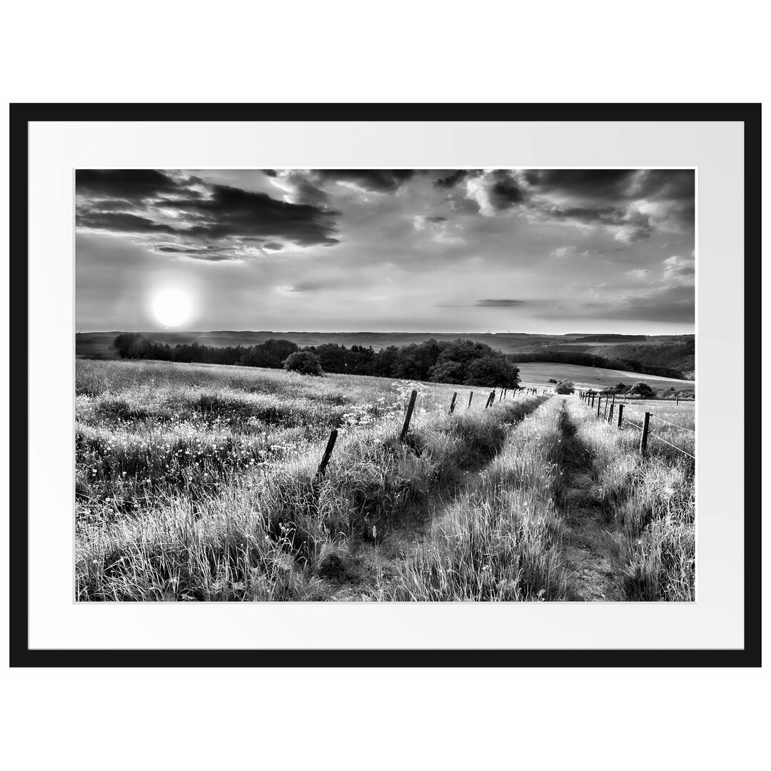 Gerahmtes Poster Bergwiese im Sonnenaufgang