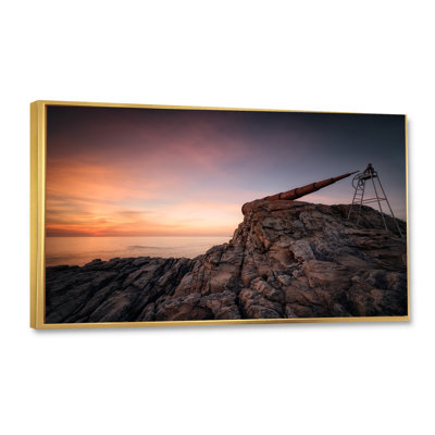 «Man with Telescope on Ocean Scenic» - photographie sur toile