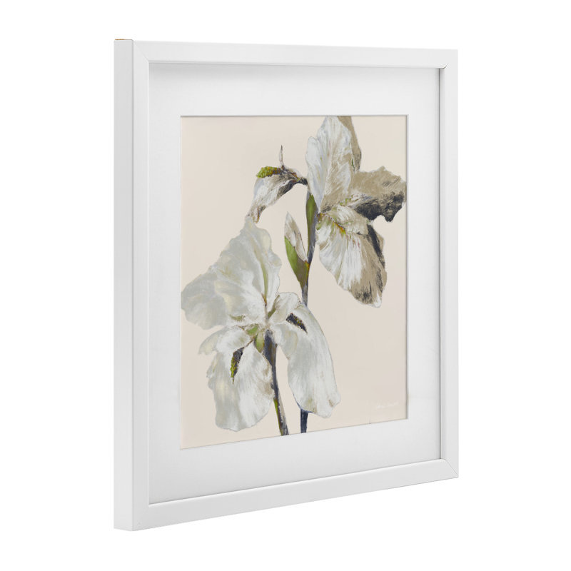 «Irises Soft Beige», reproduction sous verre encadrée, design par Lanie Loreth, H 13 po x l 13 po, Cadre blanc côtier