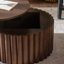 Table basse ronde avec piédestal robuste en relief fabriqué à la main, table à thé en bois pour le salon-1825070360