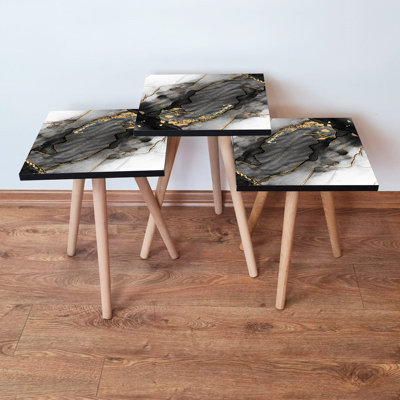 Ensemble de 3 tables gigognes élégantes, motif marbre abstrait, noir / blanc / or | 100% panneau de fibres à densité moyenne avec pieds en bois de hêtre | Grande table: 13,8 x 20,5 x 13,8 po, moyenne: 13,8 x 18,5 x 13,8 po, plus petite: 13,8 x 16,5 x 13,8 po | Décoration intérieure moderne