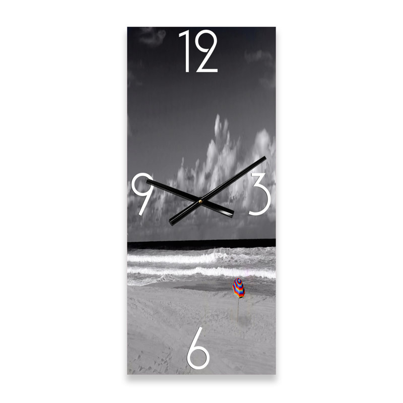 Horloge murale monochrome Lake Coastline Under Cloudy Sky, Petit