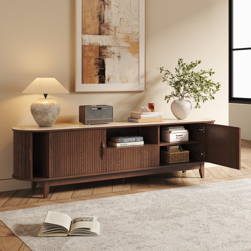 Meuble télé moderne du milieu du siècle pour téléviseurs jusqu'à 88 pouces (224 cm) et 78,7 pouces (200 cm) de hauteur. Grand meuble multimédia avec plateau en pierre frittée, portes coulissantes cannelées de style tambour, meuble console avec tiroir de rangement et étagère ouverte, pieds en bois massif.