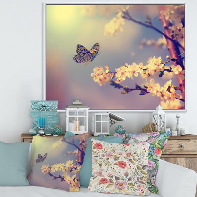 «Vintage Butterfly Flying To A White Flower», reproduction sur toile