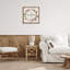 Cadre flottant élégant avec couronne de gratitude, design par Livi Finn-858180591-858180561
