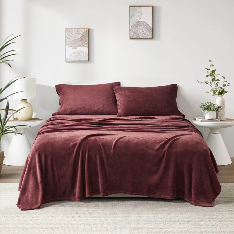 Drap de très grande taille 4 pièces bourgogne, 100% doux et confortable avec sensation de velours, comprend un drap plat, 2 taies d'oreiller ajustées, élastique pour matelas de 16 po, lavable à la machine en bourgogne facile d'entretien, brossé des deux côtés
