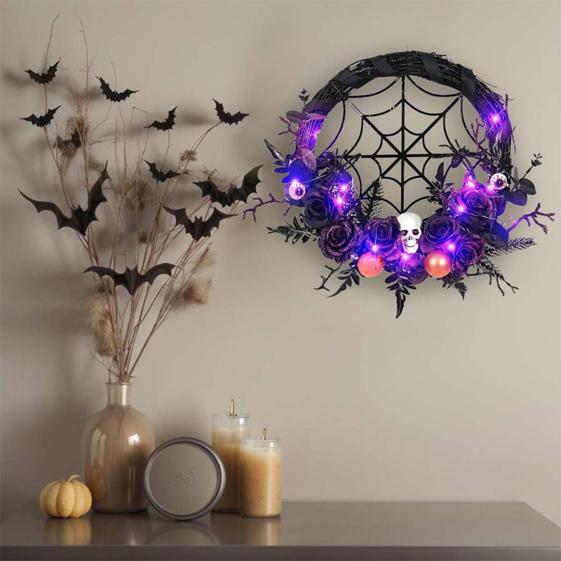 Couronne d'Halloween à DEL mauve pré-éclairée 17,71 pouces avec crâne et roses scintillantes, décoration effrayante de porte d'entrée Spiderweb