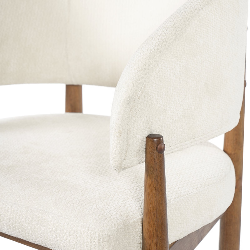 Chaise de salle à manger Liora, de style moderne du milieu du siècle, en bois d'hévéa, avec accoudoirs incurvés, assise rembourrée et dossier enveloppant.