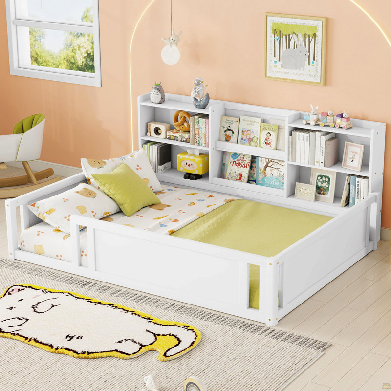 Lit plateforme pleine grandeur en bois avec barrière de sécurité et tablettes de rangement pratiques, cadre de lit pour enfant peu encombrant, blanc