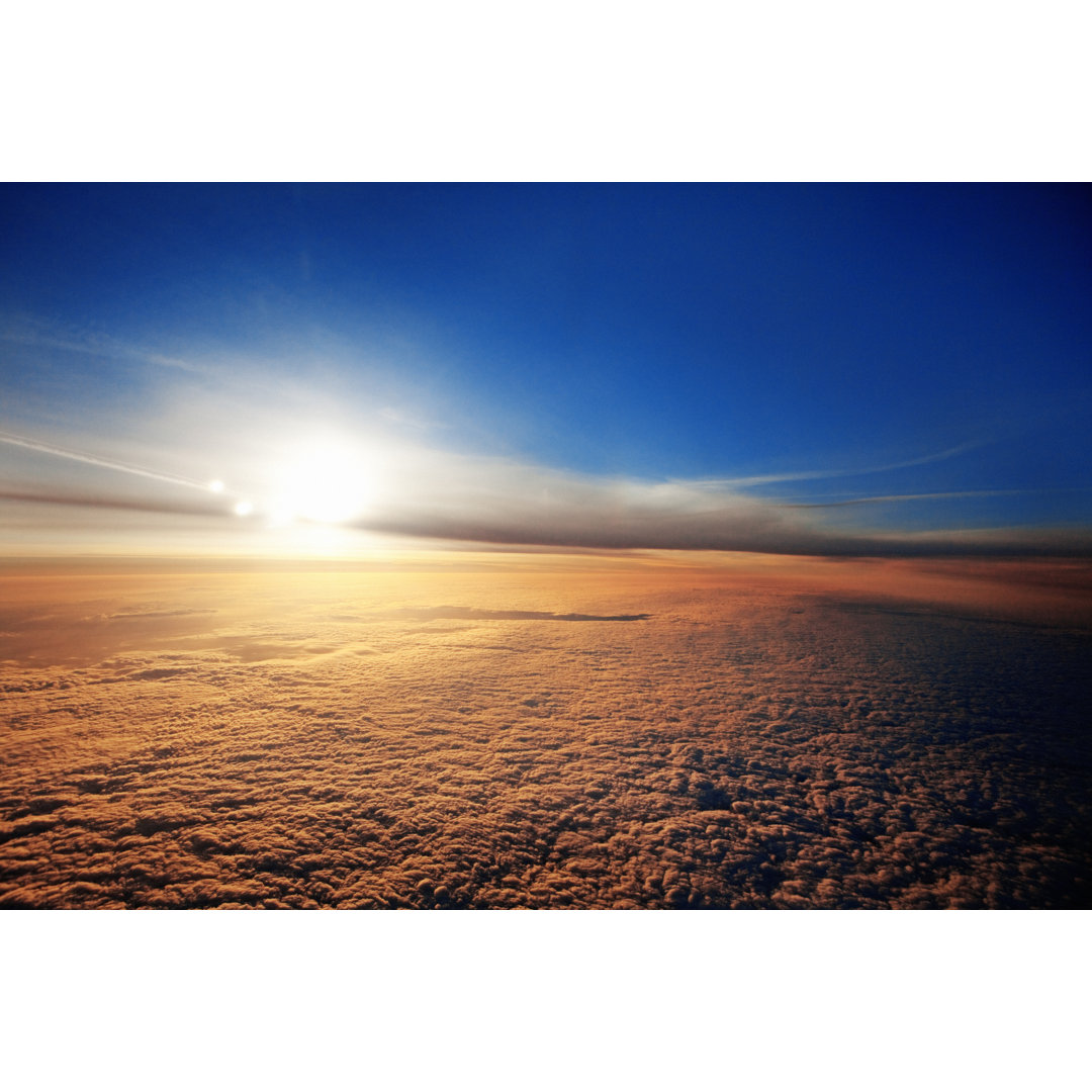 Blick auf den Himmel aus dem Flugzeugfenster