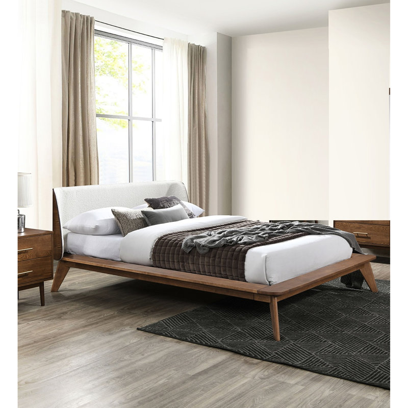Structure de lit grand format couleur noyer, plateforme en bois massif avec panneau et tête de lit à oreilles en tissu, lit de style moderne Mid-Century prêt pour le matelas, pieds angulaires effilés,