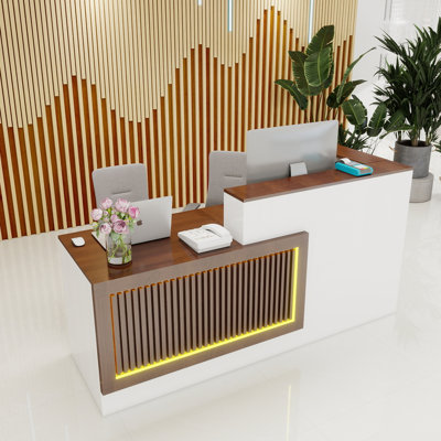 Bureau de réception en L 71 po avec comptoir, réception en noyer et blanc avec panneau décoratif en grille, lumières à DEL RVB, tablettes ouvertes, comptoir de caisse pour bureau, magasin, salon de beauté
