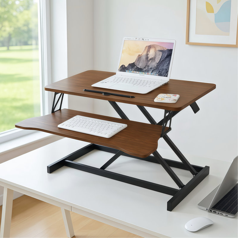 Bureau assis-debout de 32 pouces, poste de travail réglable en hauteur avec double moniteur et configuration pour ordinateur portable, large plateau à clavier, finition noyer, spacieux pour une utilisation au bureau, convertisseur sur pied, coloré, structure